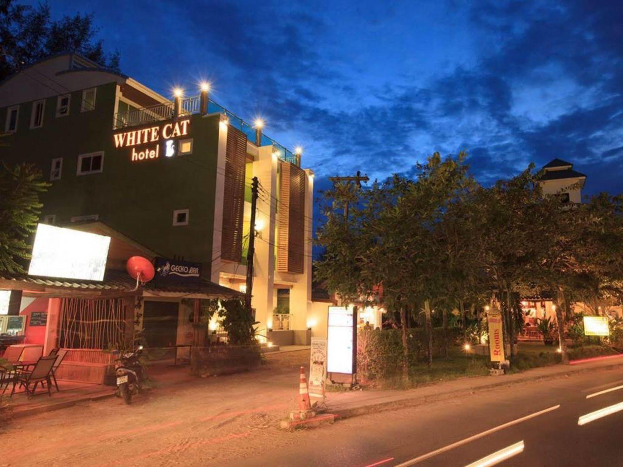 White Cat Hotel Khao Lak Exterior photo